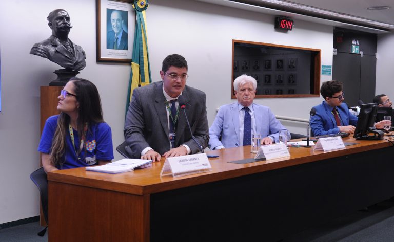 Debatedores condenam práticas terapêuticas agressivas e mercado da “cura” do autismo