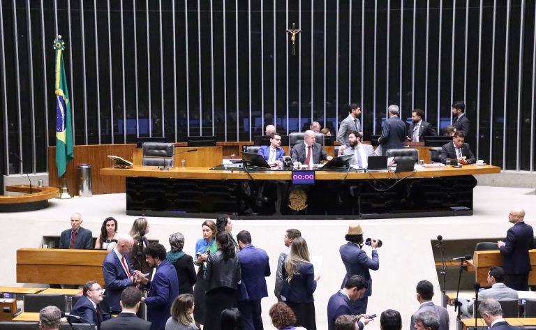 Câmara inicia sessão para analisar propostas; acompanhe