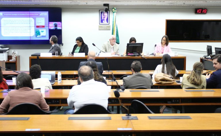 Especialistas apontam falhas na política de preços de medicamentos e defendem mudanças