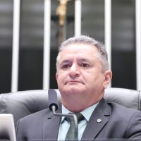 Câmara aprova urgência para projetos sobre tornozeleira eletrônica e merenda escolar