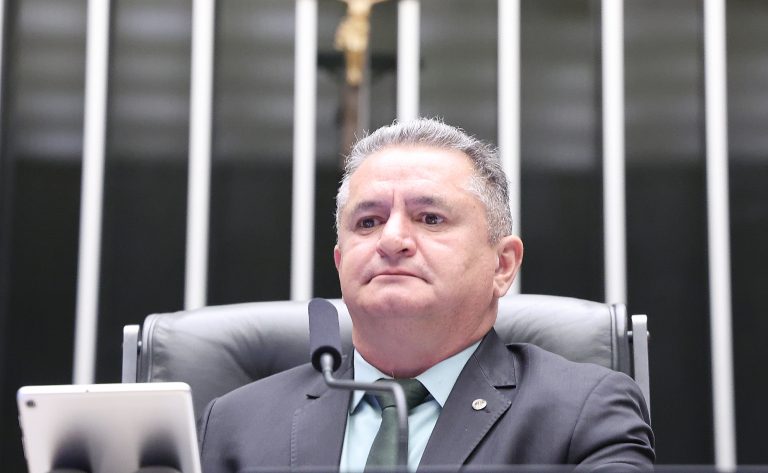 Câmara aprova urgência para projetos sobre tornozeleira eletrônica e merenda escolar