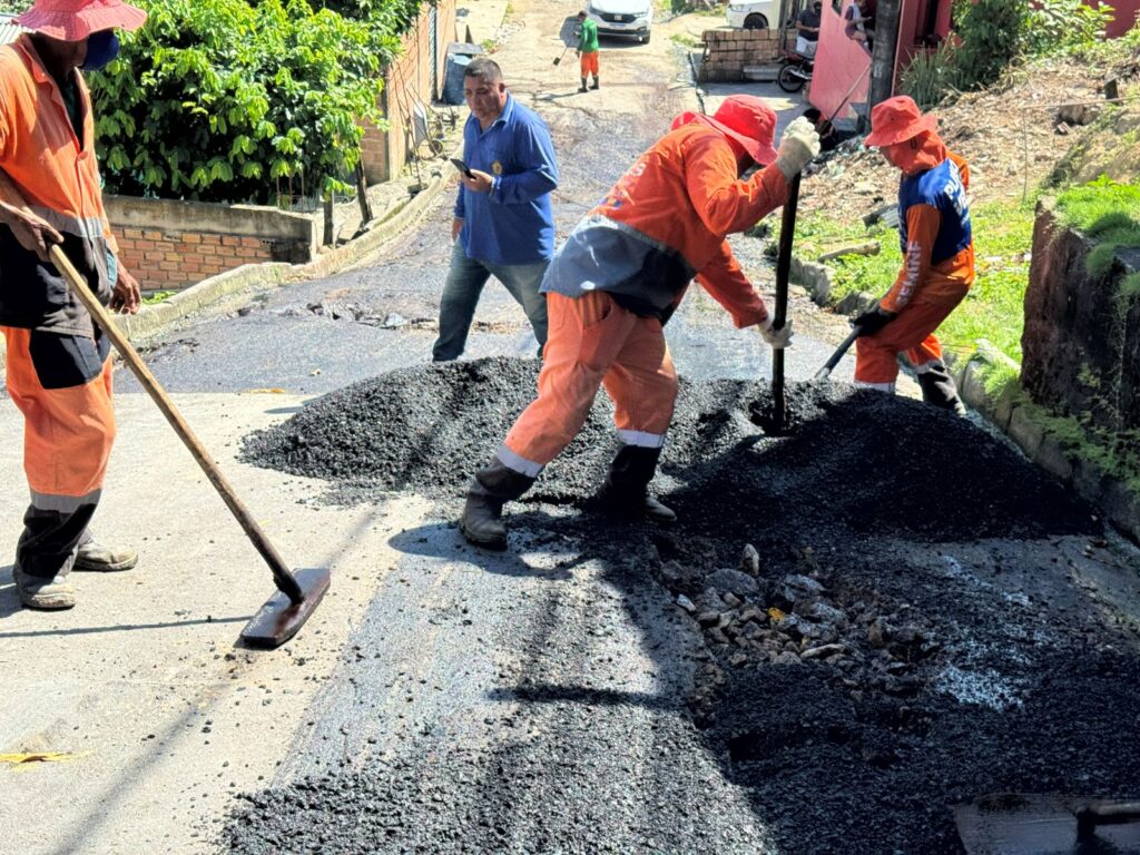 Prefeitura-de-Manaus-recupera-via-na-comunidade-Monte-Sinai-e-garante-mais-seguranca-e-mobilidade-para-moradores-da-zona-Norte-3