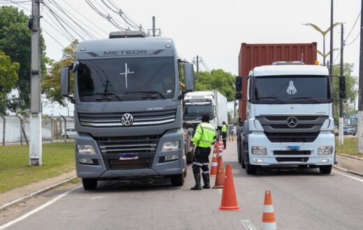 Pneus desgastados estão entre os motivos de remoções em fiscalização de cargas em Manaus
