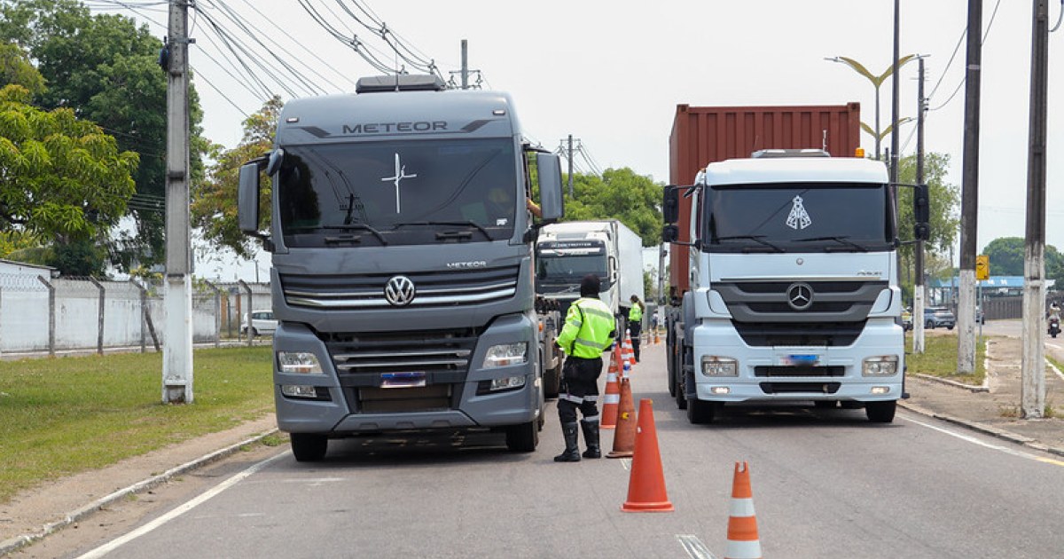 Pneus desgastados estão entre os motivos de remoções em fiscalização de cargas em Manaus