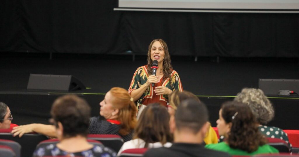 Servidores da educação em Manaus recebem orientações sobre ética e prevenção ao assédio