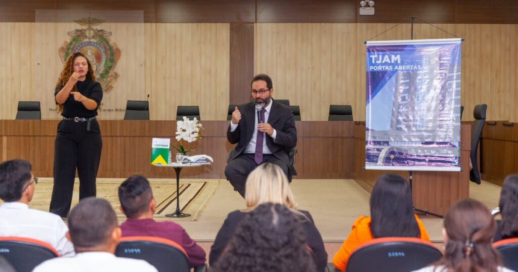 Estudantes de Direito acompanham rotina das Câmaras Reunidas e do Cejusc no TJAM