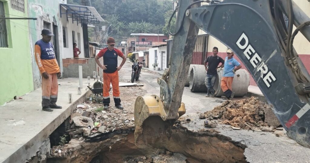 Cratera de 2,5 metros expõe dano em rede de drenagem no Campo Dourado