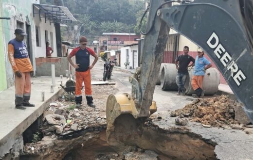 Cratera de 2,5 metros expõe dano em rede de drenagem no Campo Dourado