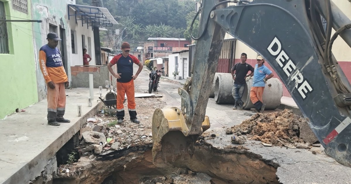Cratera de 2,5 metros expõe dano em rede de drenagem no Campo Dourado