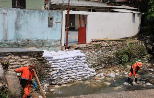 Rio Napuiau recebe intervenção emergencial no ponto usado como passagem em Manaus