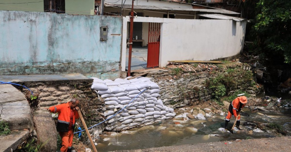 Rio Napuiau recebe intervenção emergencial no ponto usado como passagem em Manaus