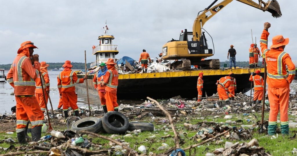 Balsa permanece na orla enquanto equipes ampliam coleta de resíduos em Manaus