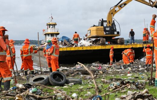 Balsa permanece na orla enquanto equipes ampliam coleta de resíduos em Manaus
