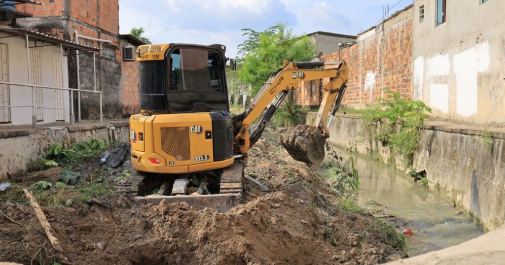 Prefeitura orienta moradores após retirada de resíduos em igarapé da Braga Mendes