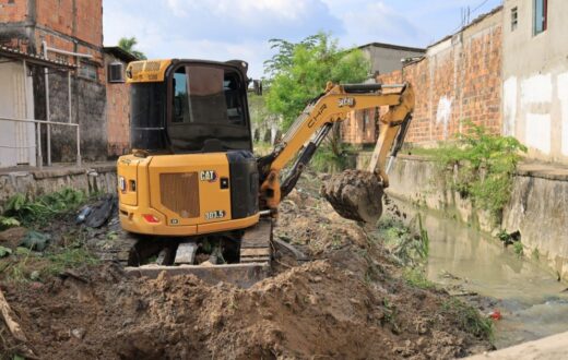 Prefeitura orienta moradores após retirada de resíduos em igarapé da Braga Mendes