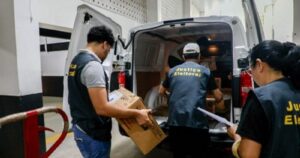 Operação para o 2º turno começa com transporte de urnas por rotas terrestres e fluviais no Amazonas