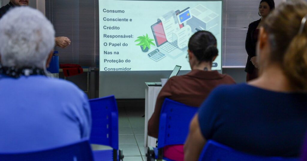 Participantes recebem orientação sobre apoio após golpes financeiros em Manaus