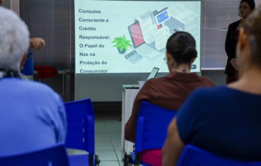 Participantes recebem orientação sobre apoio após golpes financeiros em Manaus
