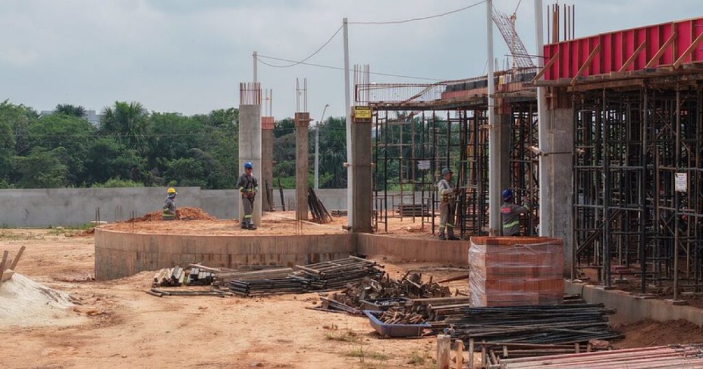 Obra da FMTEA combina preparação de laje e execução de elementos externos em Manaus