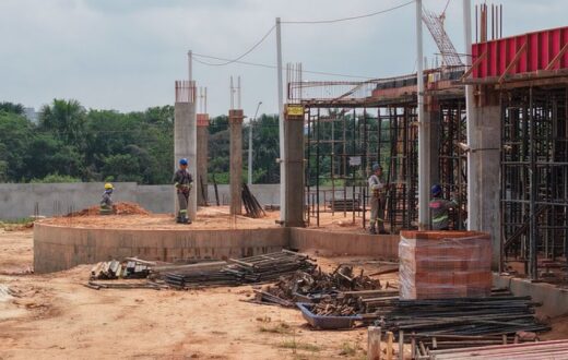 Obra da FMTEA combina preparação de laje e execução de elementos externos em Manaus