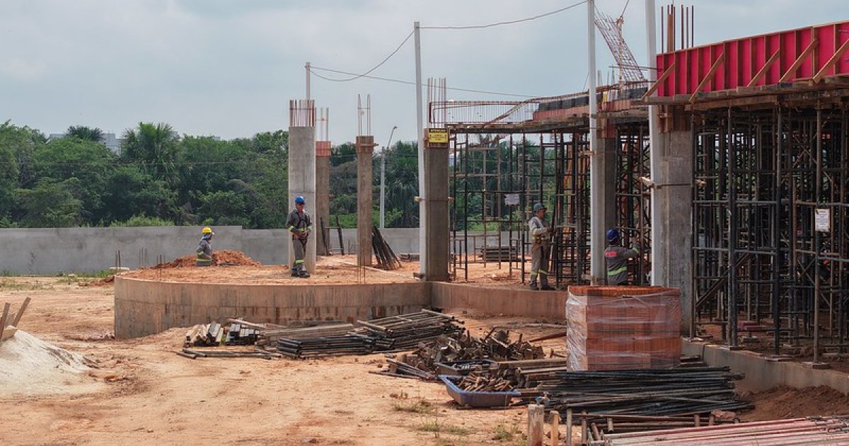 Obra da FMTEA combina preparação de laje e execução de elementos externos em Manaus