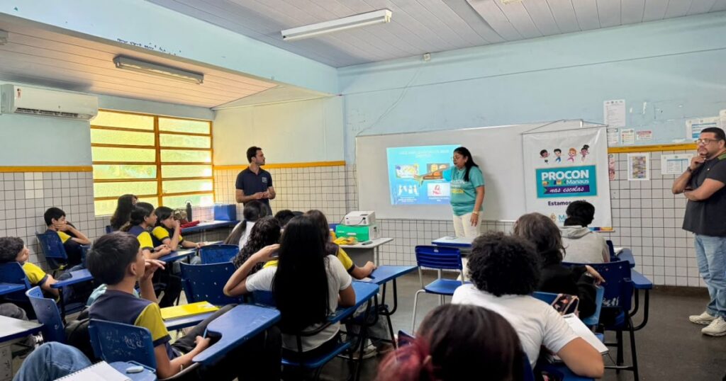 Em escola da zona Norte, adolescentes recebem orientações sobre defesa do consumidor