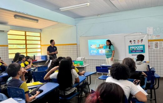 Em escola da zona Norte, adolescentes recebem orientações sobre defesa do consumidor