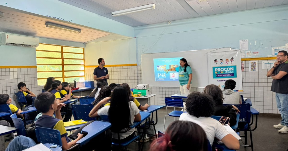 Em escola da zona Norte, adolescentes recebem orientações sobre defesa do consumidor