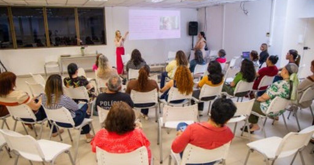 TRE-AM reúne servidoras para discutir prevenção ao câncer de mama e saúde mental