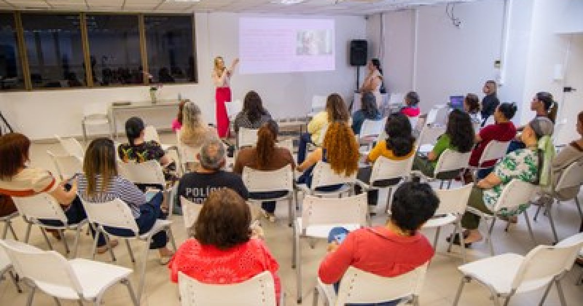 TRE-AM reúne servidoras para discutir prevenção ao câncer de mama e saúde mental