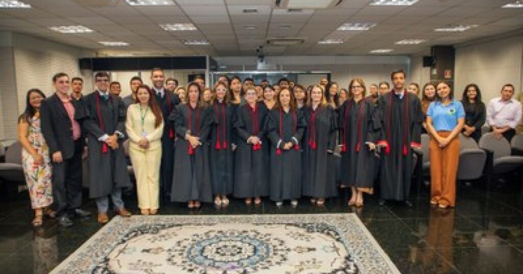 Visita ao TRE-AM leva universitários a acompanhar julgamentos e conhecer urnas eletrônicas