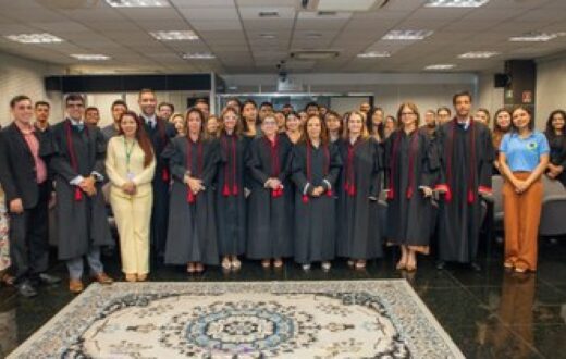 Visita ao TRE-AM leva universitários a acompanhar julgamentos e conhecer urnas eletrônicas