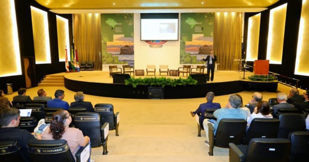 Logística fluvial e custos de transporte entram no debate sobre obras públicas no Amazonas