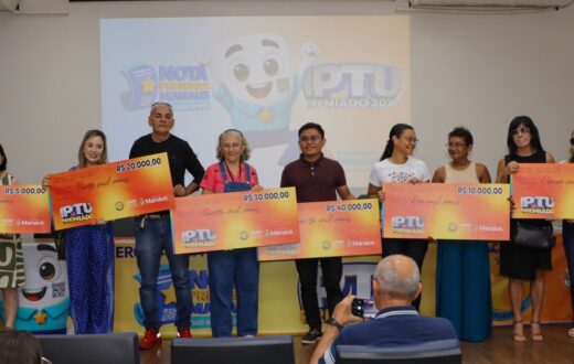 Dois contribuintes recebem cheques simbólicos no IPTU Premiado 2026 em Manaus