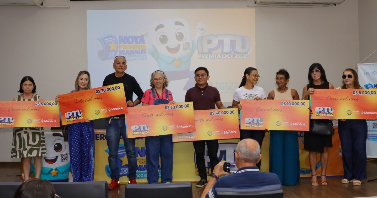 Dois contribuintes recebem cheques simbólicos no IPTU Premiado 2026 em Manaus