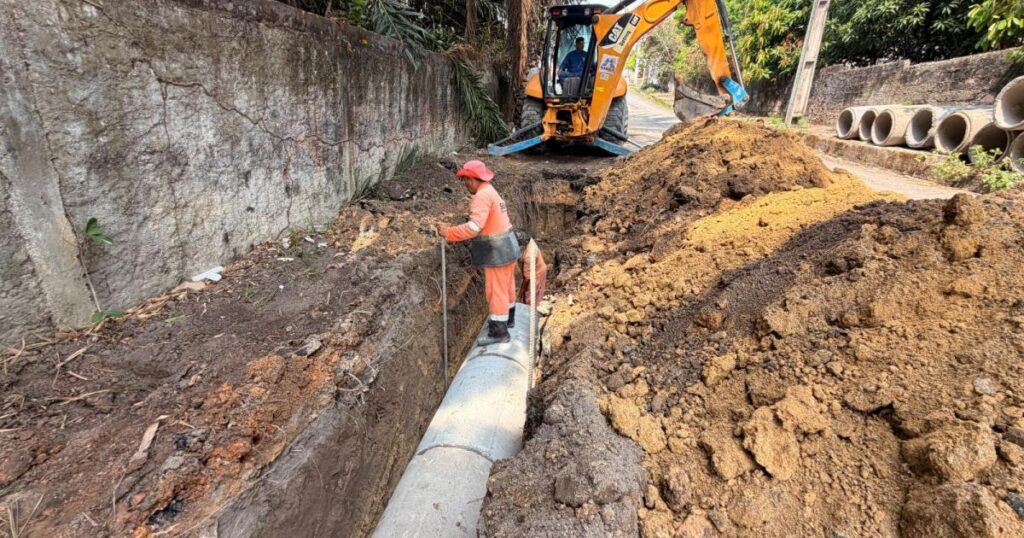 Caixa coletora e tubos de concreto integram serviço iniciado no bairro Flores