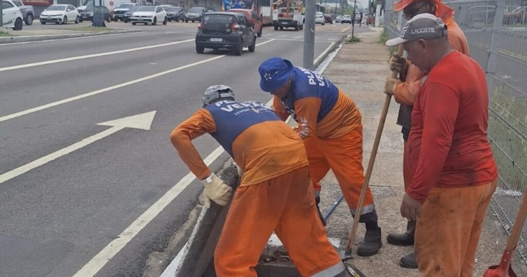 Seminf remove resíduos de caixas coletoras durante manutenção na Constantino Nery, em Manaus
