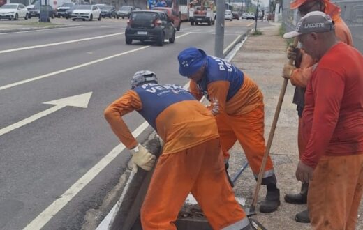 Seminf remove resíduos de caixas coletoras durante manutenção na Constantino Nery, em Manaus