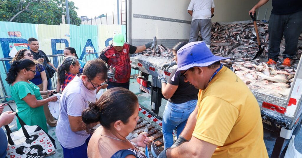 Ação da Prefeitura de Manaus entrega pescado em três bairros da zona Leste