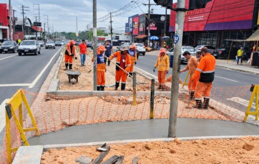 Calçada é reconstruída durante implantação de retorno na Torquato Tapajós